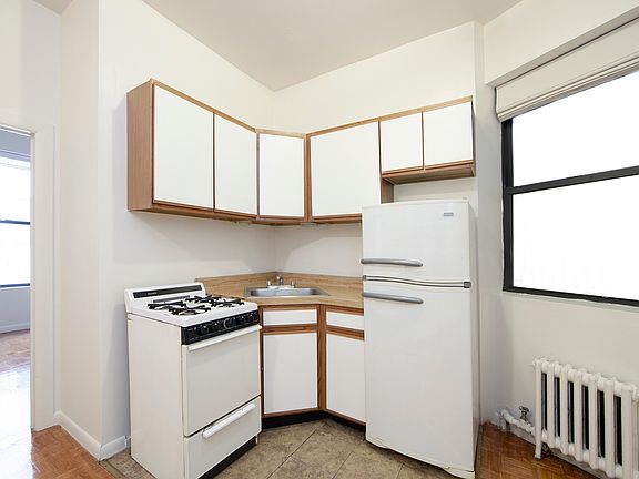 3rd image of 308 W 21st St Penthouse 5