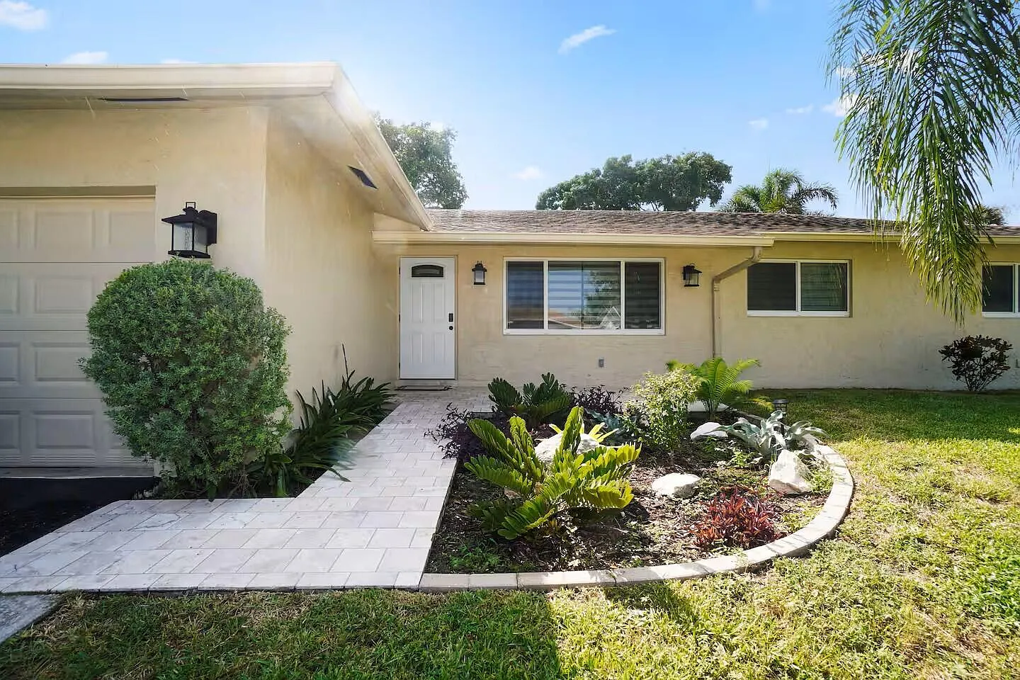 4 bed, 2.0 bath, 1605 sqft, $4,795 — Photo 2