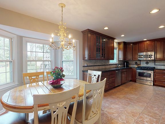 4th image of 10 Stanford Pl