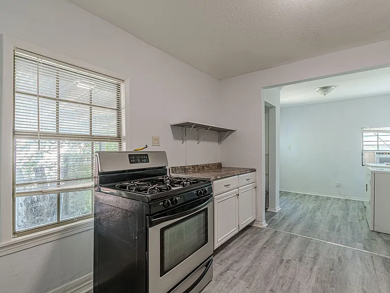 1903 W Winnipeg Ave — Photo 5