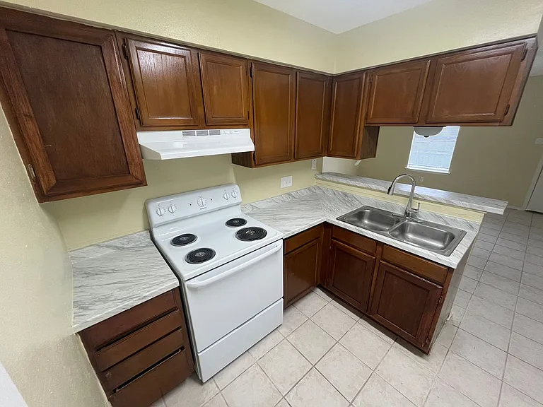 Town Creek Apartments — Photo 8