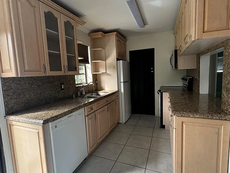 6101 NW 18th St — Photo 9
