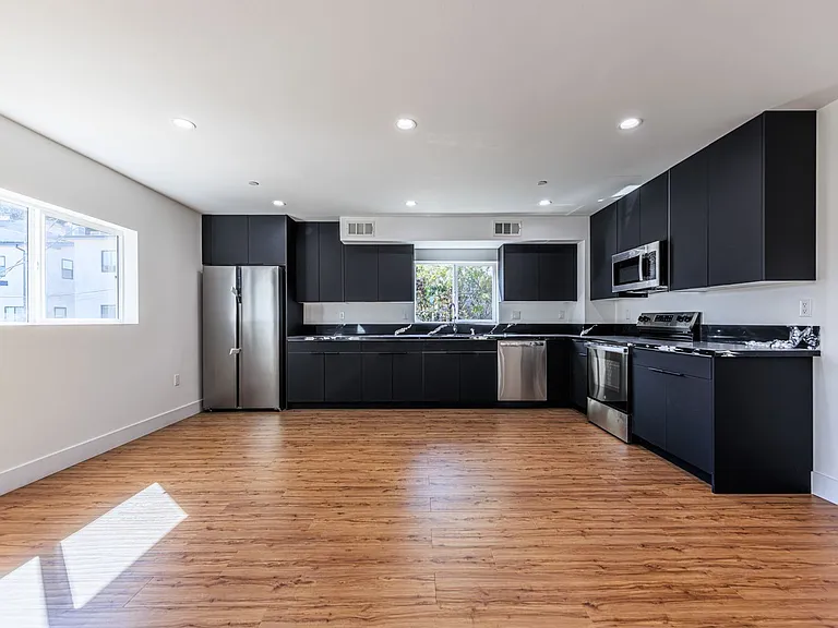 Luxury 3 & 4 Bed Townhomes | Walk to NoHo Arts District + Toluca Lake — Photo 27
