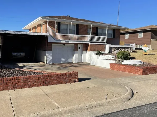 1327 Douglas Dr, Hays, KS 67601