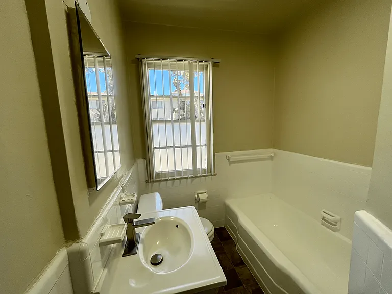 605 Kelton Ave — Photo 22