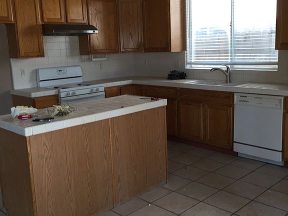 3rd image of 7578 N Erie Ave
