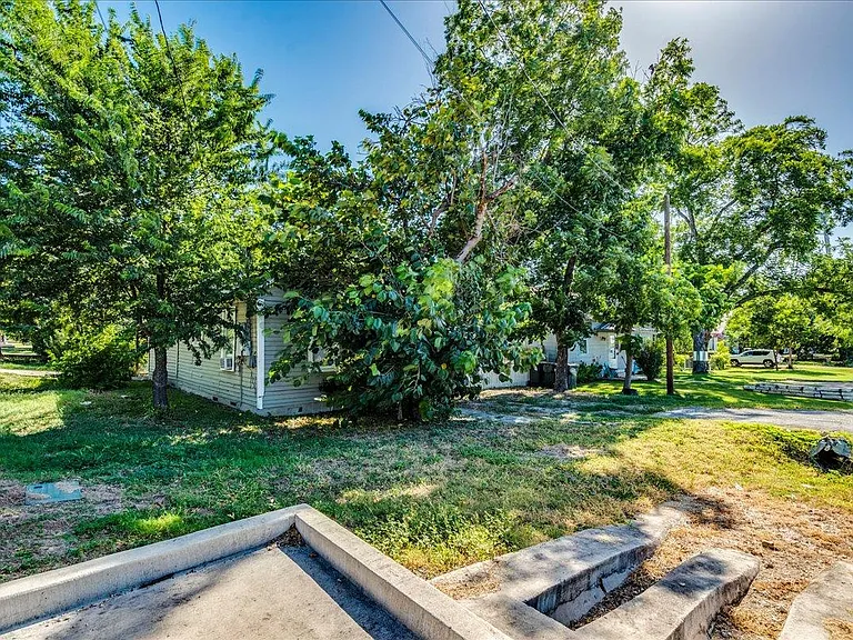 208 W Lockhart St — Photo 2