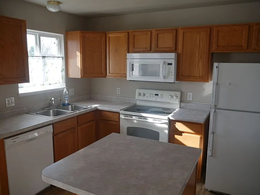 Beautiful 3 Bd Home With Fireplace, Fenced Yard & Central A/C! — Photo 4
