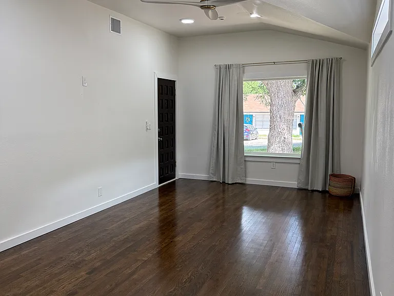 409 Sarah St — Photo 10