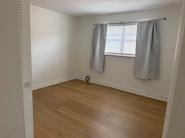 5741 SW 36th Ct — Photo 7