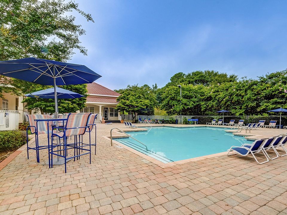 Manchester at Wesleyan Resort Style Pool