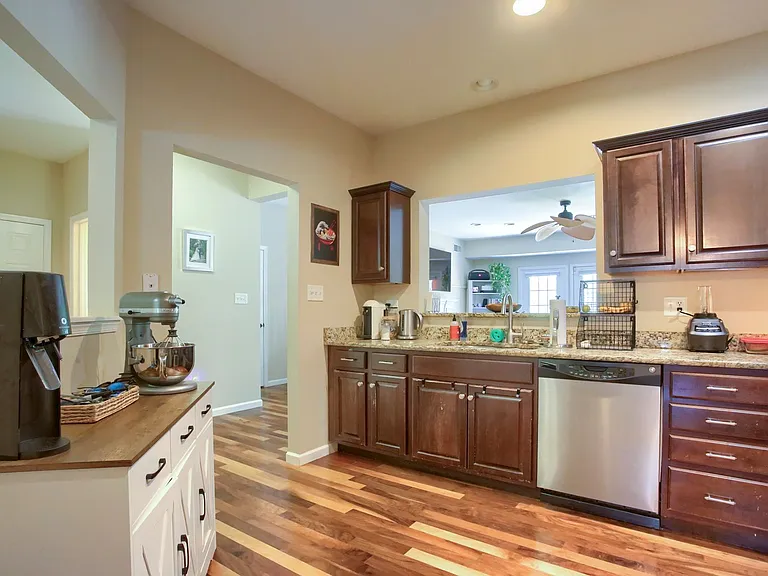 690 Stoverdale Rd — Photo 8