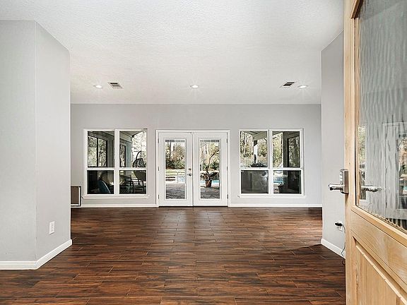 4th image of 44 Lake Forest Cir