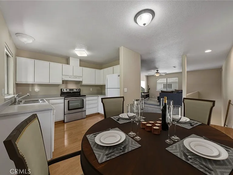 687 Armstrong St — Photo 3
