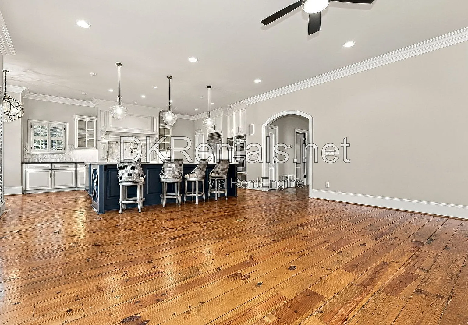 4 bed, 5.5 bath, 6338 sqft, $6,900 — Photo 3