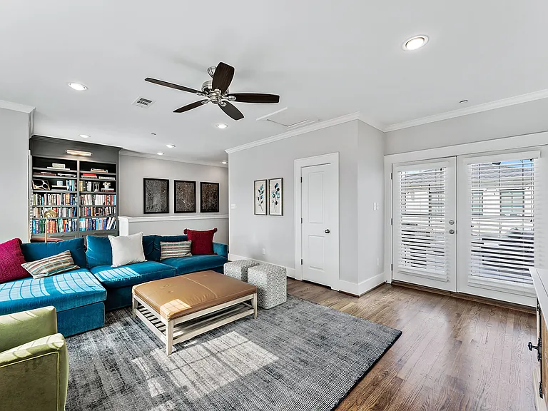 1504 Knox St — Photo 32