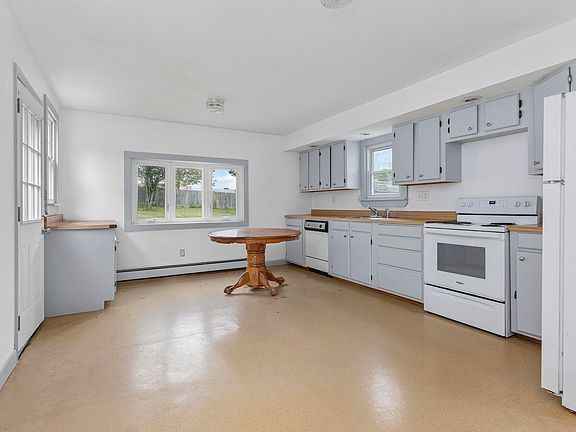 3rd image of 4 Farm Hill Road