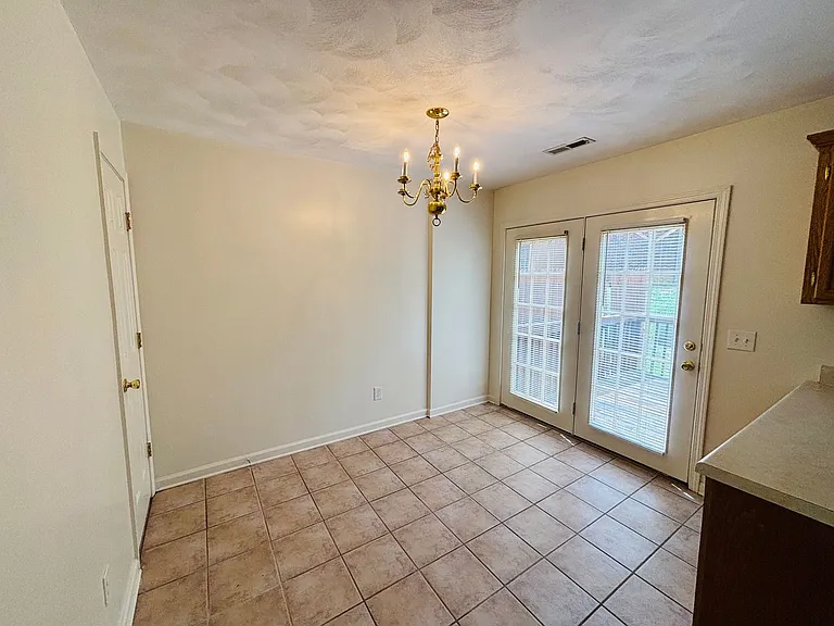 725 E Main St — Photo 8