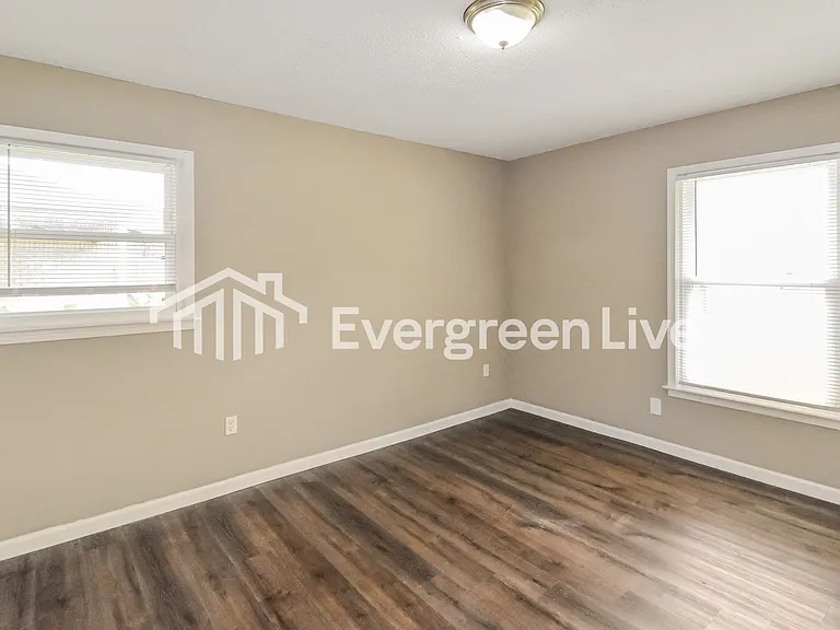 2124 Cottingham Dr — Photo 9