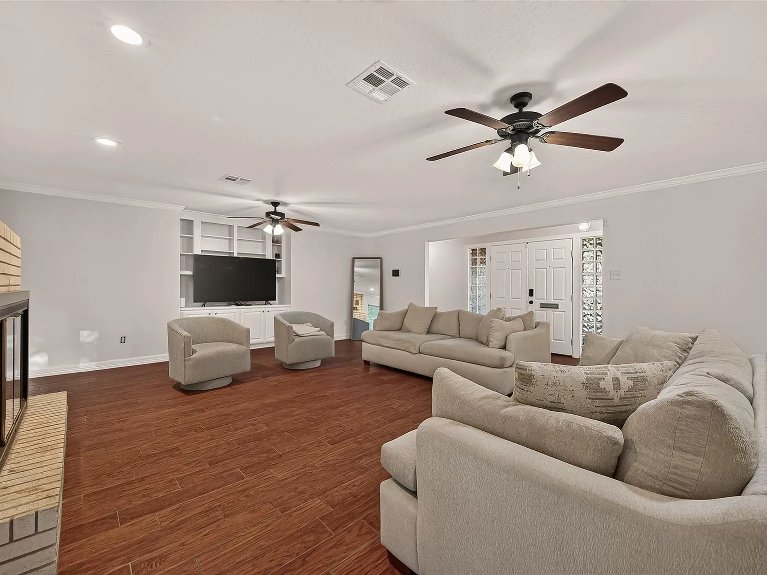 4 bed, 2.0 bath, 2502 sqft, $2,600 — Photo 3