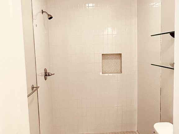 1610 Christian Street Bathroom