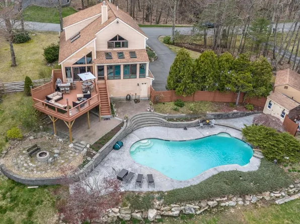 31 Hunter Drive, Derry, NH 03038