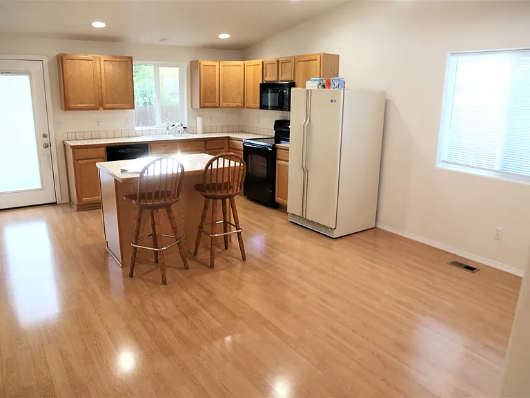 137 SW Wake Robin Ave — Photo 5