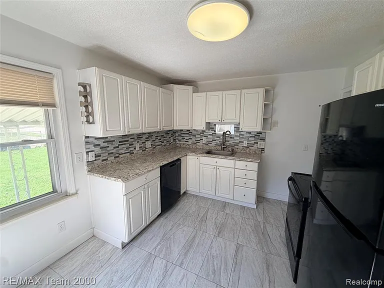 22959 Cleveland St — Photo 3