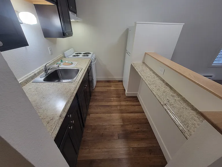 Nob Hill Apartments — Photo 40