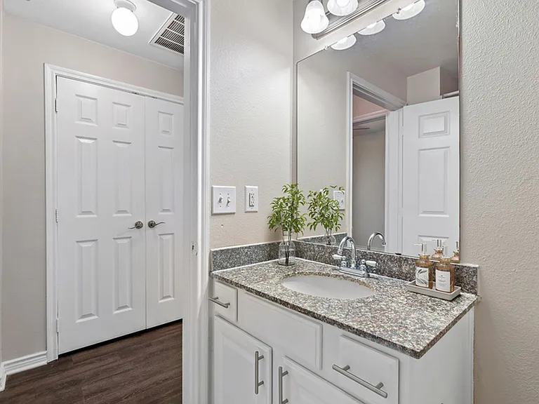 2x1 925 sqft B1U - Unit 05203 Bath_001 2x1 925 sqft B1U - Unit 05203 Bath_001