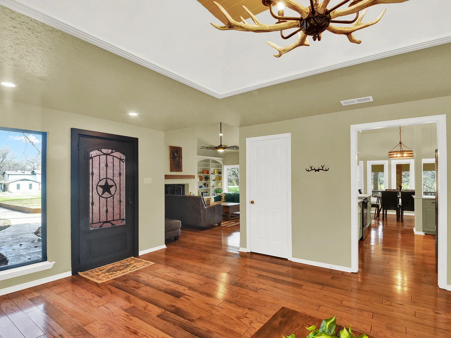 3 bed, 2366 sqft, $4,000 — Photo 4