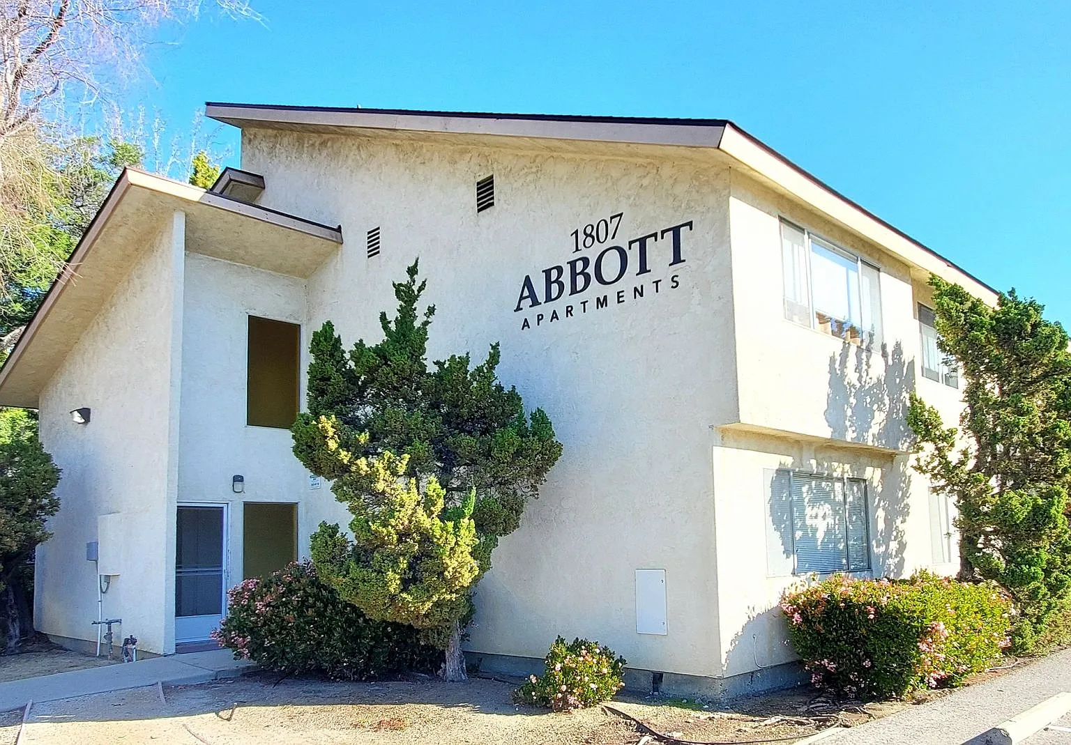 0175 1807 Abbott — Photo 1
