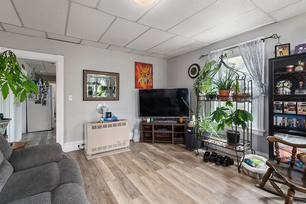3 bed, 1.0 bath, 1092 sqft, $2,100 — Photo 1