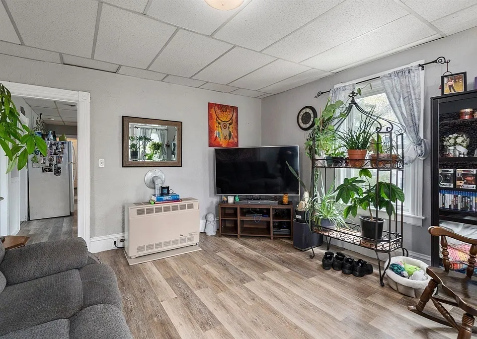34 Esther St #2
