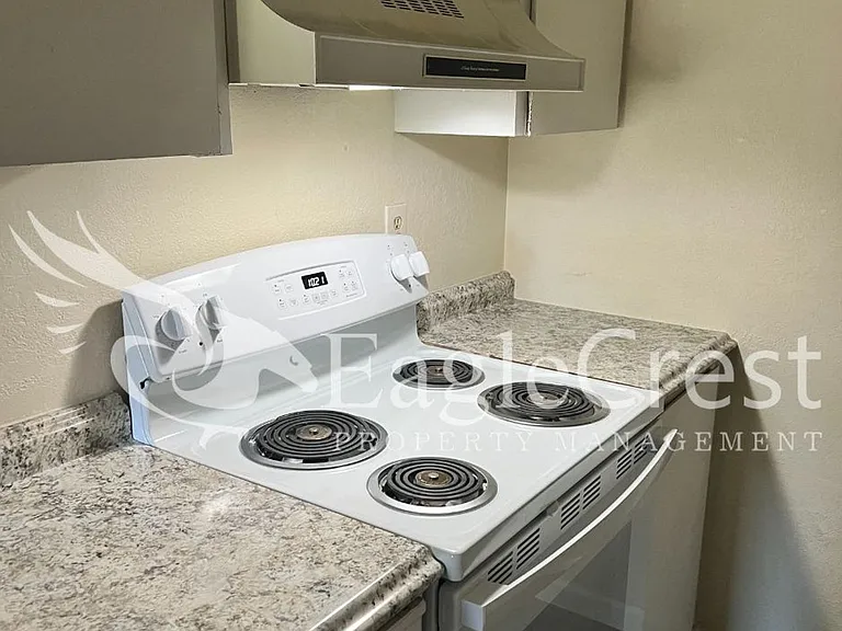 320 NE C St — Photo 8