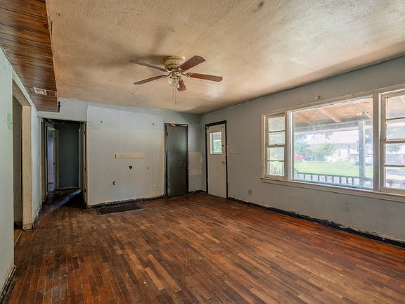 5th image of 101 W Union St