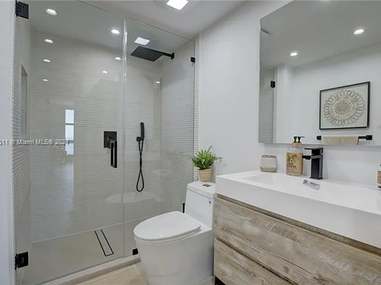 1121 Crandon Blvd #D1201 — Photo 26