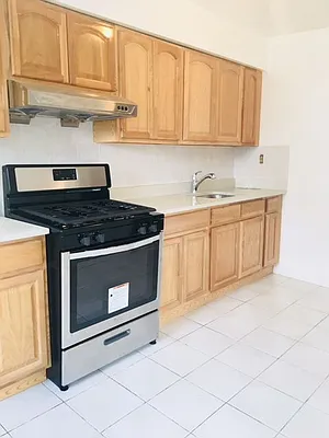 Rented by Halvatzis Realty | media 38