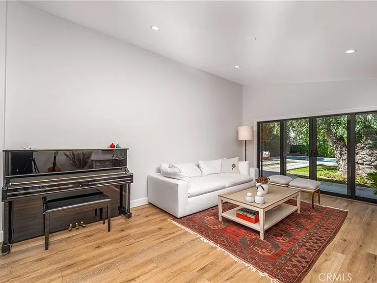 21327 Providencia St — Photo 5