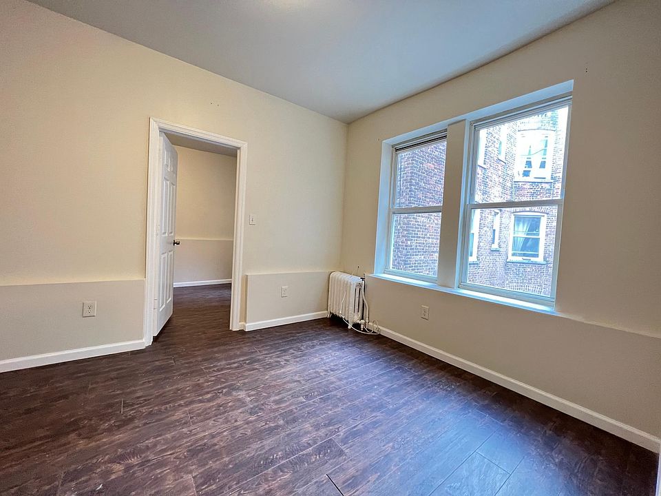 2nd image of 969 Summit Ave APT 23