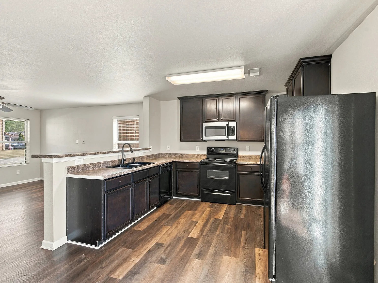 3 bed, 2223 sqft, $1,850 — Photo 3