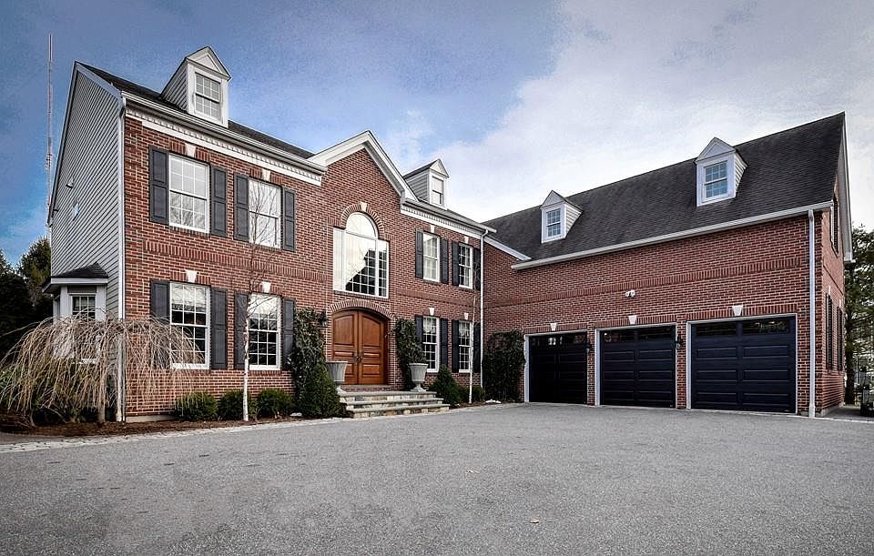 1st image of 20 Hunnewell St