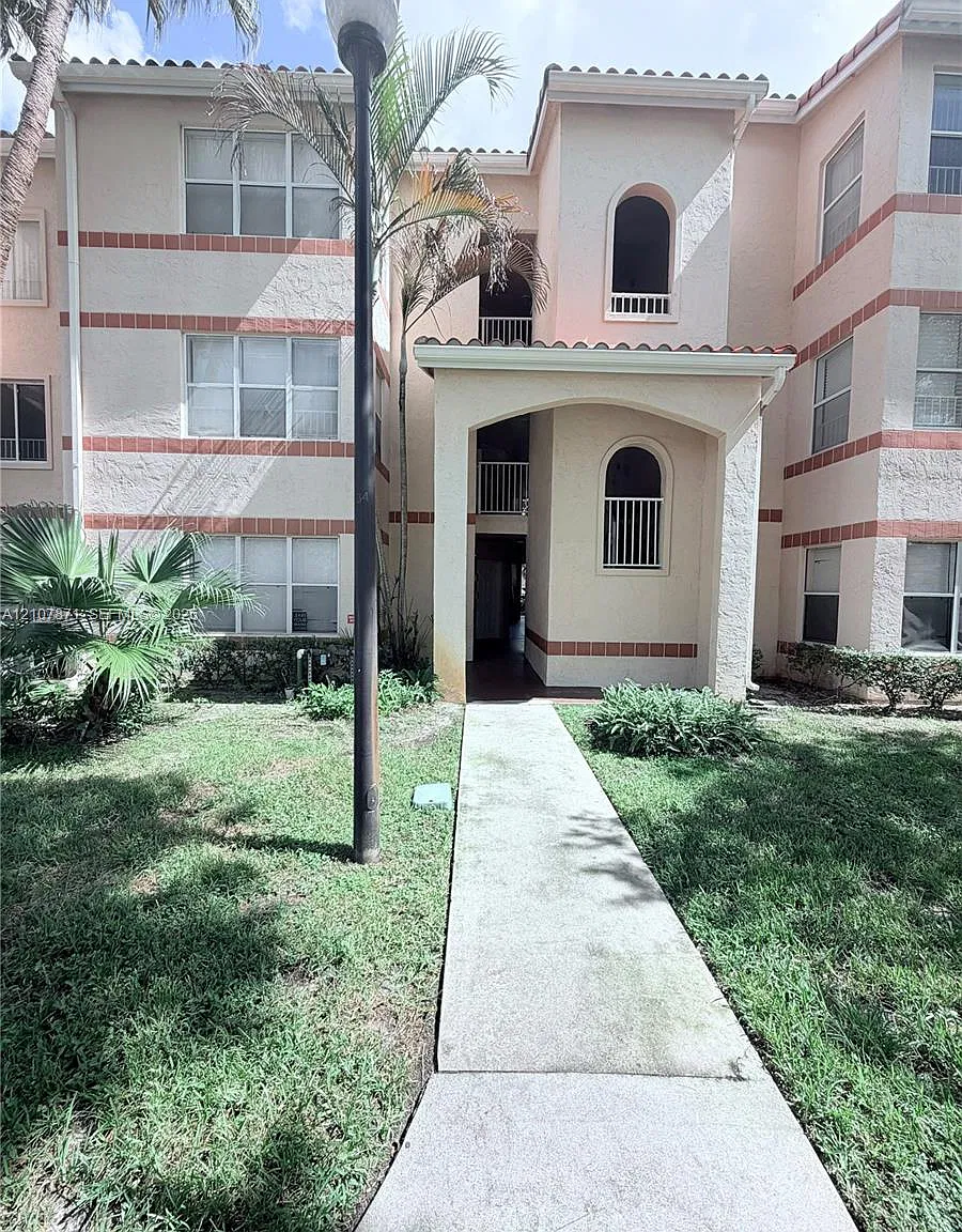 Coral Key Condo — Photo 1