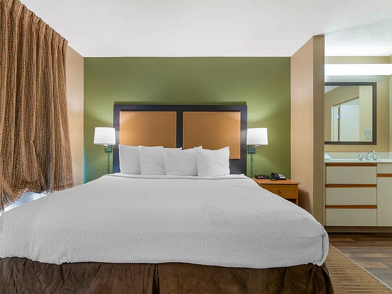 Deluxe Studio - 1 King Bed