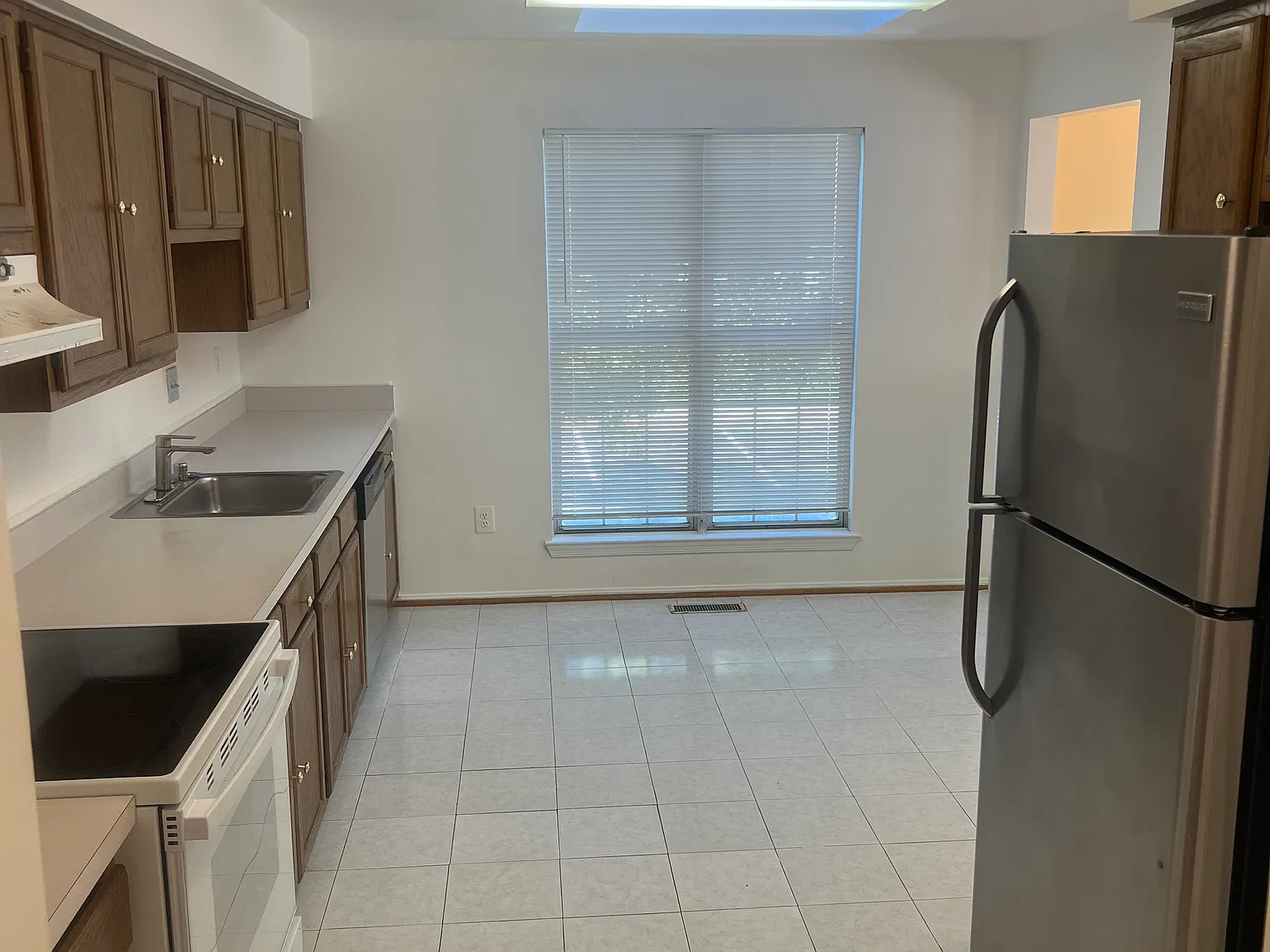 3 bed, 3.5 bath, 1432 sqft, $3,000 — Photo 4