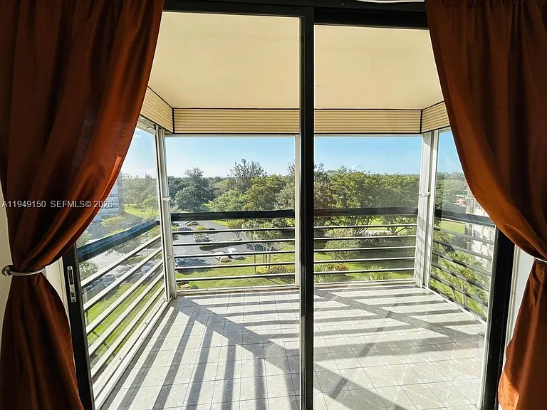 1000 Saint Charles Pl #721 — Photo 13