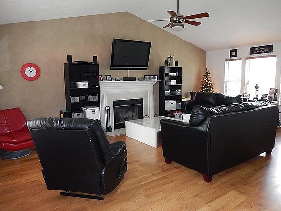 3rd image of 608 Weeping Willow Ln