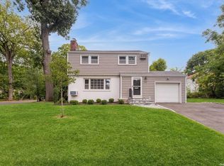 33 Georgian Ln, Great Neck, NY 11024