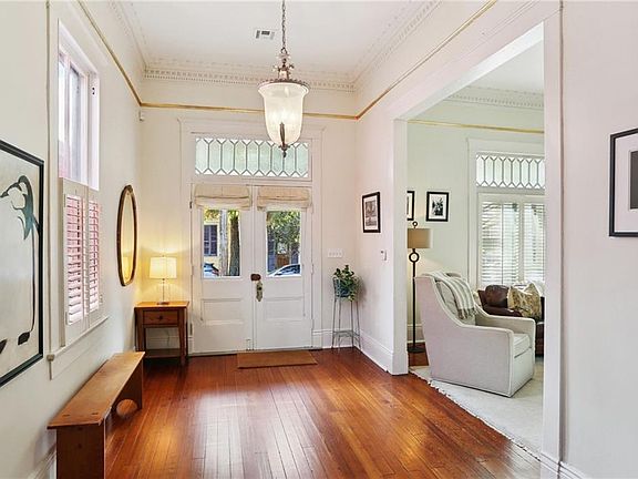 5th image of 910 Louisa St