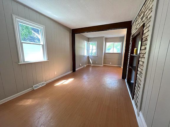 4th image of 303 E Washington St